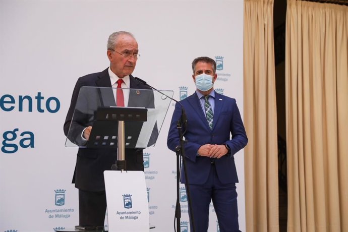 El alcalde, Francisco de la Torre, y el concejal de Economía y Hacienda, Carlos Conde, en rueda de prensa