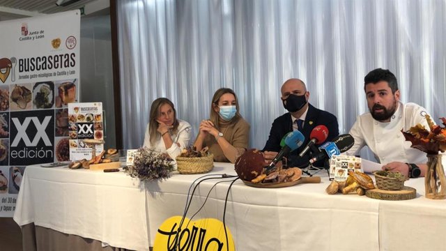 El viceconsejero de Desarrollo Rural y director general del Instituto Tecnológico Agrario, Jorge Llorente, y la directora general de Turismo, Estrella Torrecilla, junto al delegado de 'Euro-toques Castilla y León', Jesús Prieto, en la presentación.