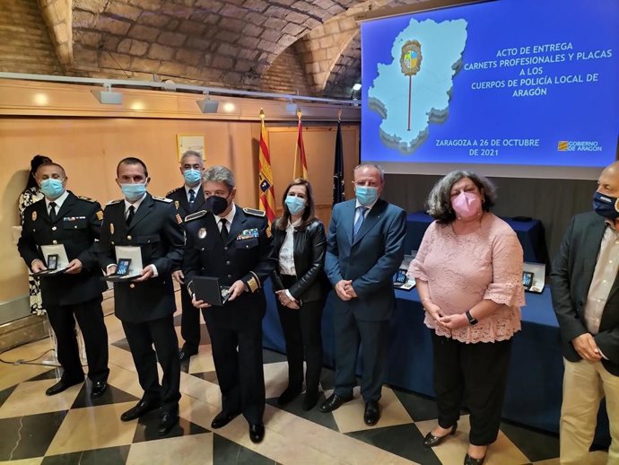 Entrega de las nuevas placas de identificación de los agentes de Policía Local de Aragón.