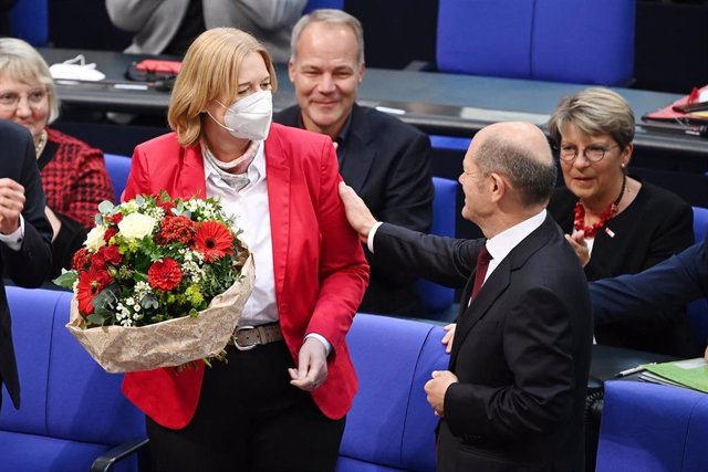 Olaf Scholz felicita a Baerbel Bas tras su elección al frente del Bundestag