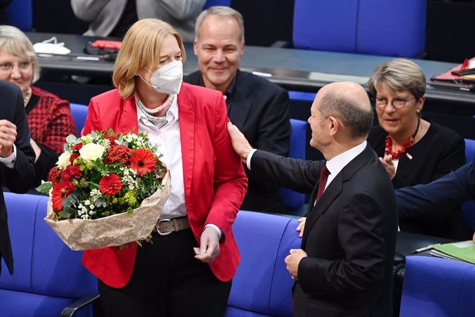 26 October 2021, Berlin: Olaf Scholz (R), Social Democratic Party of Germany (SPD) candidate for Chancellor and Federal Minister of Finance, congratulates Baerbel Bas (L) after she was elected the President of the Bundestag at the constituent session of