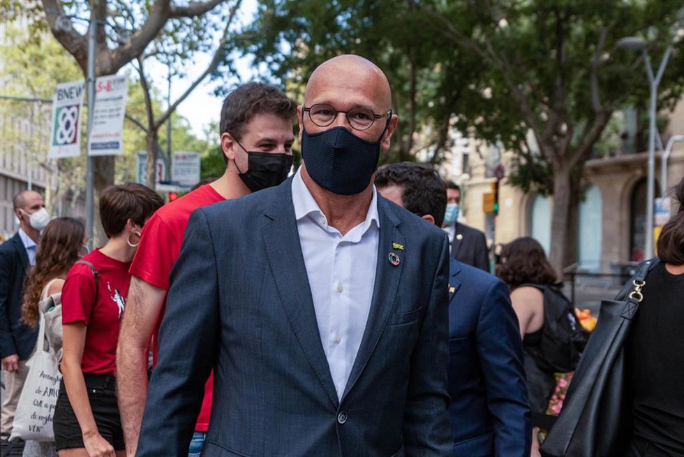 Archivo - El exconseller Raül Romeva acude la ofrenda ante el monumento de Rafael Casanova con motivo de la Diada. ARCHIVO.