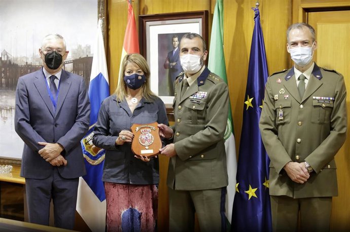 Visita del coronel jefe de la Guardia Real, Juan Manuel Salom Herrera, al Puerto de Huelva.