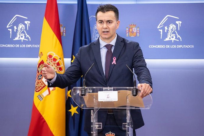 El portavoz del Grupo Parlamentario Socialista en el Congreso de los Diputados, Héctor Gómez, interviene en una rueda de prensa anterior a una Junta de Portavoces en el Congreso de los Diputados, a 19 de octubre de 2021, en Madrid, (España).