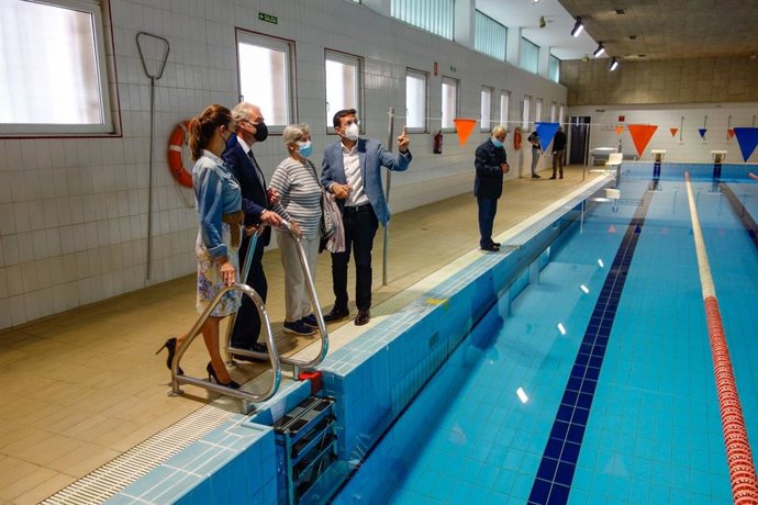 Visita del Ayuntamiento a la piscina de Arabial