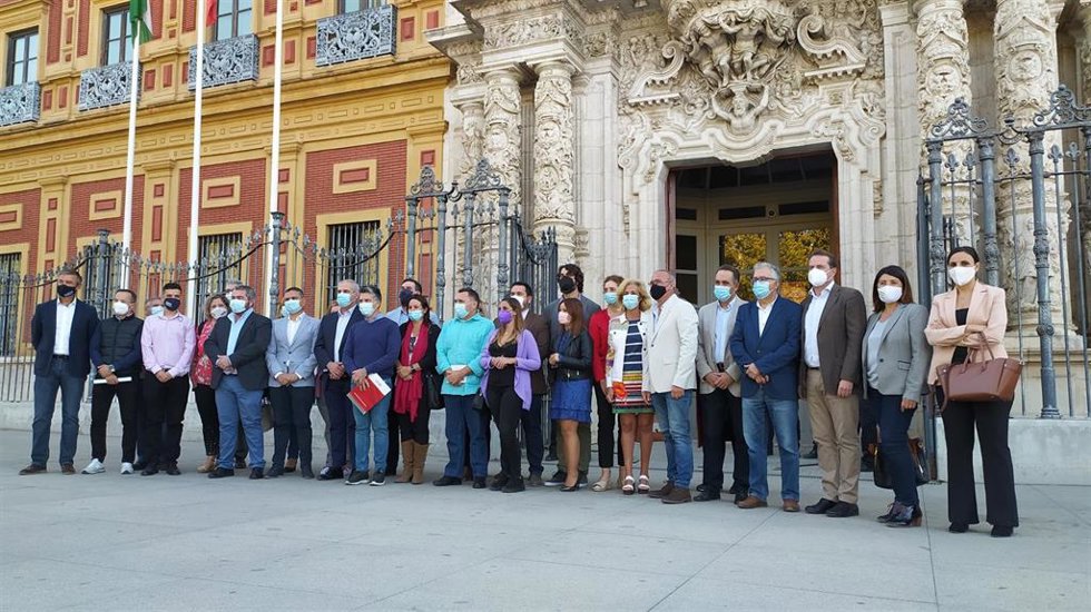Los alcaldes y líderes políticos y sindicales antes de entregar su escrito.