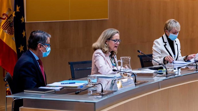 La vicepresidenta primera y ministra de Asuntos Económicos, Nadia Calviño, preside este miércoles, 6 de octubre, la conferencia sectorial rodeada por los secretario de Estado Roberto Sánchez (Telecomunicaciones) y Artigas (Digitalización)