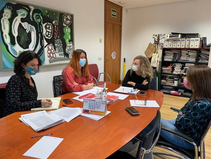 La portavoz de Adelante Sevilla en el Ayuntamiento, Susana Serrano, se ha reunido con la directora general de Cultura del Consistorio, Isabel Ojeda.