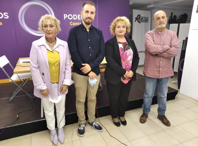 El coordinador de Podemos Cantabria, Luis del Piñal, y la secretaria de Cultura, Patrimonio y Memoria Histórica de la formación, Elsa de Miguel, en rueda de prensa.