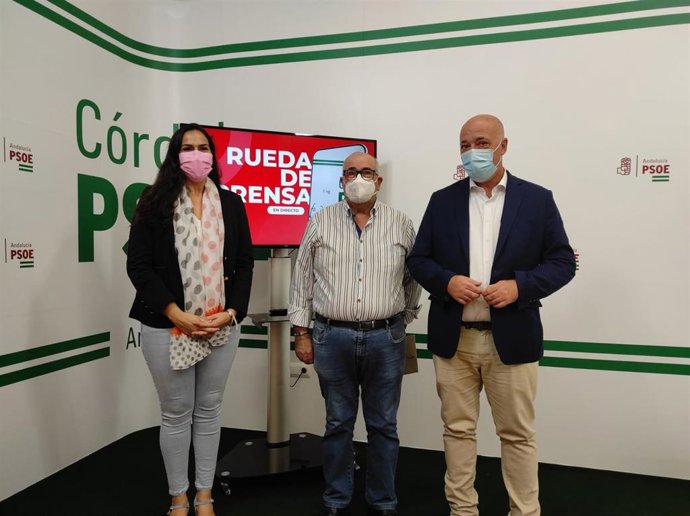 El secretario general del PSOE de Córdoba, Antonio Ruiz (dcha.), junto al exalcalde de El Carpio Alfonso Benavides y la actual alcaldesa de la localidad, Desirée Benavides.