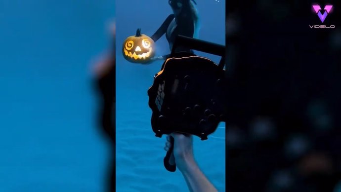 Halloween bajo el agua: Profesionales de la fotografía intentan el reto de la calabaza bajo el agua