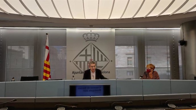 El teniente de alcalde de Cultura y concejal de Presidencia, Jordi Martí, y la jefa del Departamento de Estudios de Opinión de la Oficina Municipal de Datos, Marta Isach.