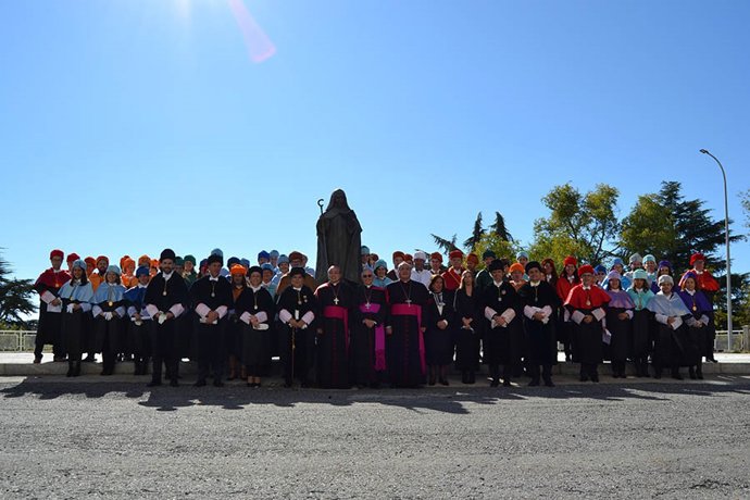 El obispo de Ávila y la rectora de la UCAV en la foto de familia de inauguración del curso académico.