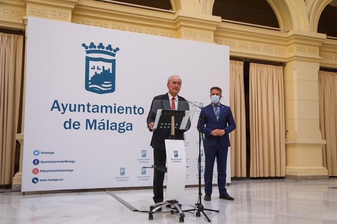 El alcalde de Málaga, Francisco de la Torre, y el concejal de Economía y Hacienda, Carlos Conde, en rueda de prensa