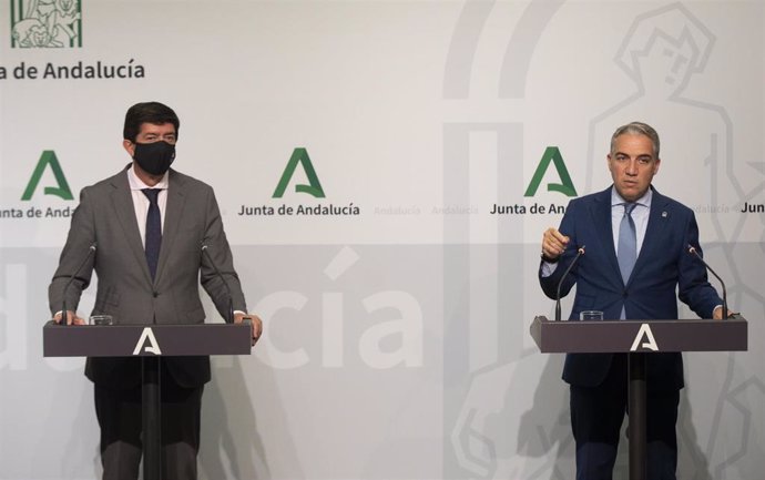 El vicepresidente de la Junta, Juan Marín (i), y el portavoz del Gobierno Andaluz, Elías Bendodo (d), durante la rueda de prensa posterior a la reunión semanal del Consejo de Gobierno de la Junta de Andalucía. A 26 de octubre de 2021, en Sevilla (Andalu
