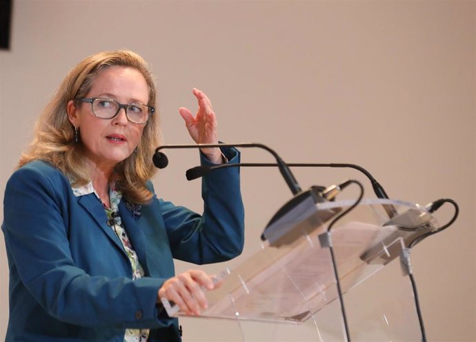 La vicepresidenta primera y ministra de Asuntos Económicos y Transformación Digital, Nadia Calviño, clausura la XVIII Jornada Nacional de Periodismo, en la sede de la Fundación Carlos de Amberes, a 26 de octubre de 2021, en Madrid (España). 