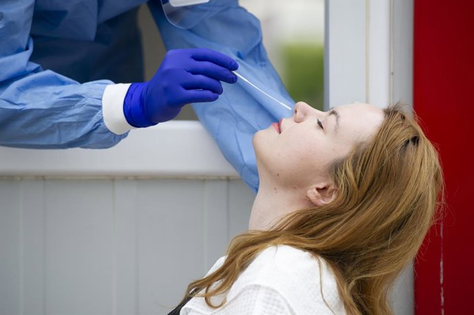 Archivo - Prueba de coronavirus en Varsovia, Polonia