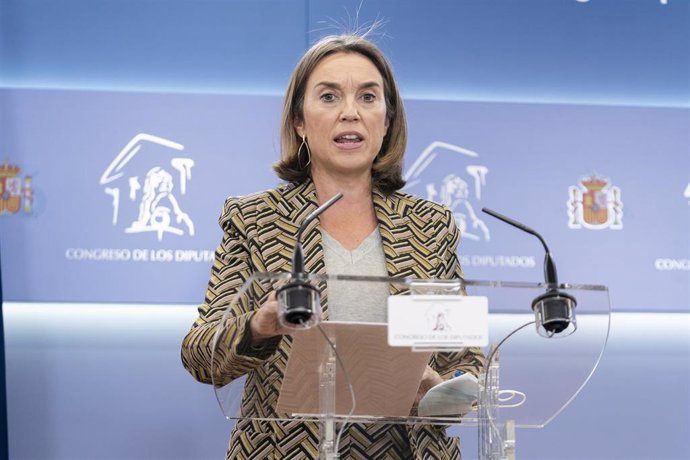 La portavoz parlamentaria del PP, Cuca Gamarra, responde a los medios en una rueda de prensa posterior a una Junta de Portavoces en el Congreso de los Diputados, a 26 de octubre de 2021, en Madrid, (España).