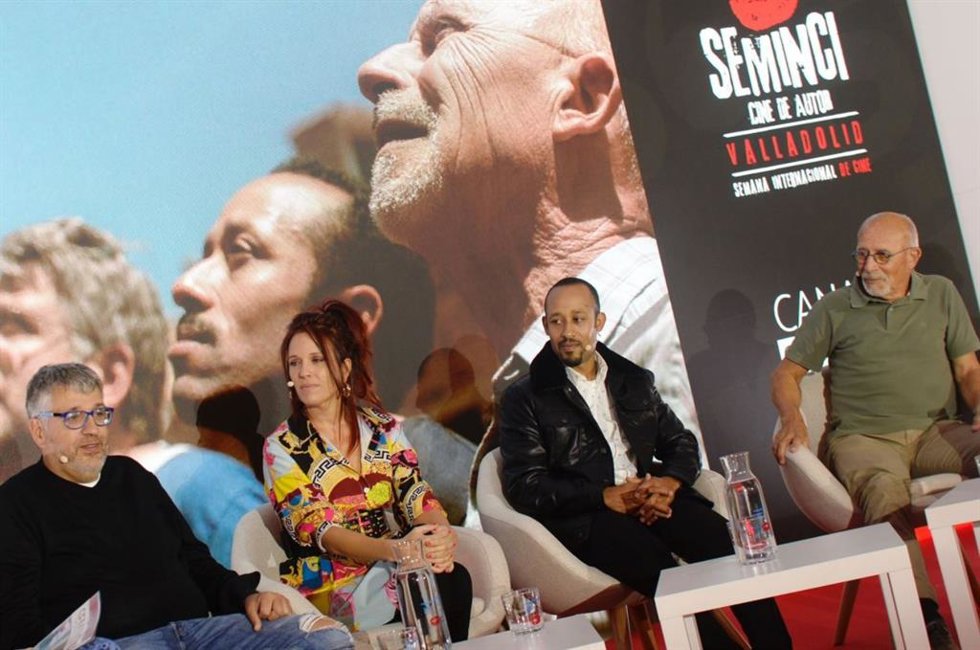 La directora Neus Ballús, junto al reparto de 'Seis días corrientes'.