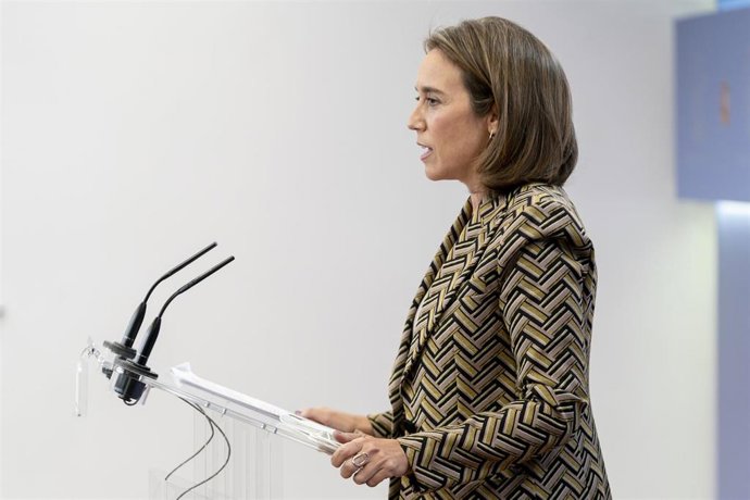 La portavoz parlamentaria del PP, Cuca Gamarra, responde a los medios en una rueda de prensa posterior a una Junta de Portavoces en el Congreso de los Diputados, a 26 de octubre de 2021, en Madrid, (España).