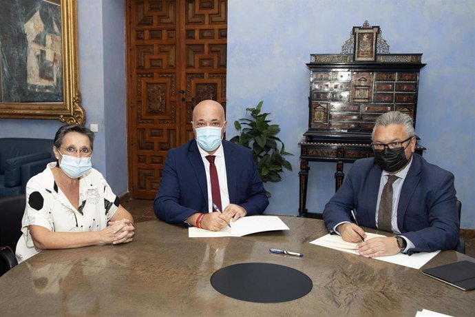 El presidente de la Diputación de Córdoba, Antonio Ruiz (centro), en la firma con Emproacsa.