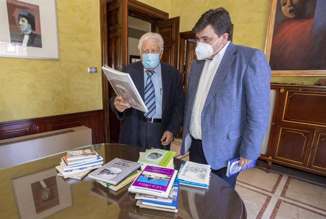 El escritor y presidente de la Real Sociedad Colombina Onubense, José María Segovia Azcárate, entrega parte de su obra cultural al Ayuntamiento de Huelva.