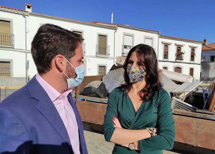 Purificación Joyera habla con el alcalde de Alcaracejos ante enseres que han quedado inservibles tras la anegación de viviendas por la DANA del 22 de septiembre.