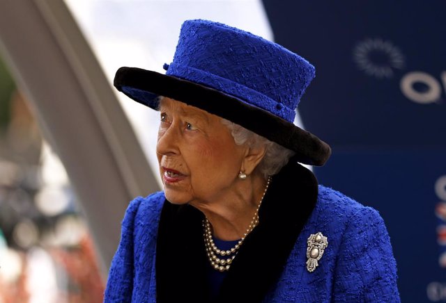 16 October 2021, United Kingdom, Ascot: Queen Elizabeth II is pictured ahead of presenting the trophy after the Qipco British Champions Fillies & Mares Stakes during the Qipco British Champions Day at Ascot Racecourse. Photo: Steven Paston/PA Wire/dpa