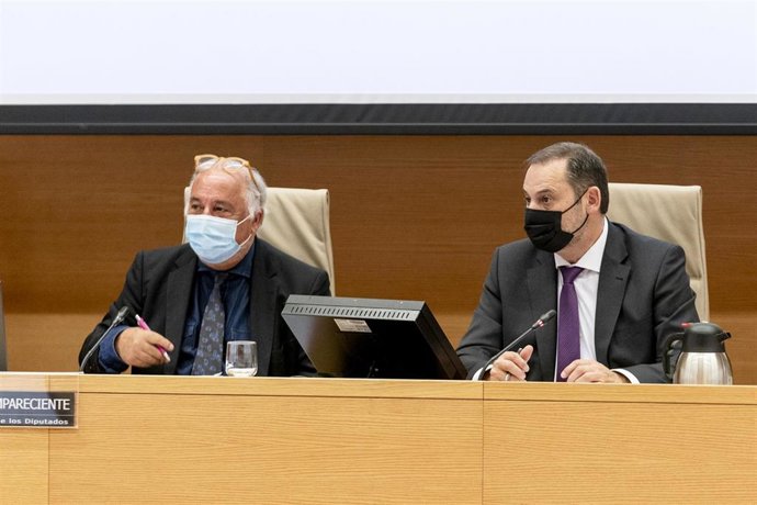 El director general de Tráfico, Pere Navarro (i), y el exministro de Transportes, Movilidad y Agenda Urbana y presidente de la Comisión de Interior, José Luis Ábalos, en una Comisión de Interior en el Congreso de los Diputados, a 26 de octubre de 2021, 