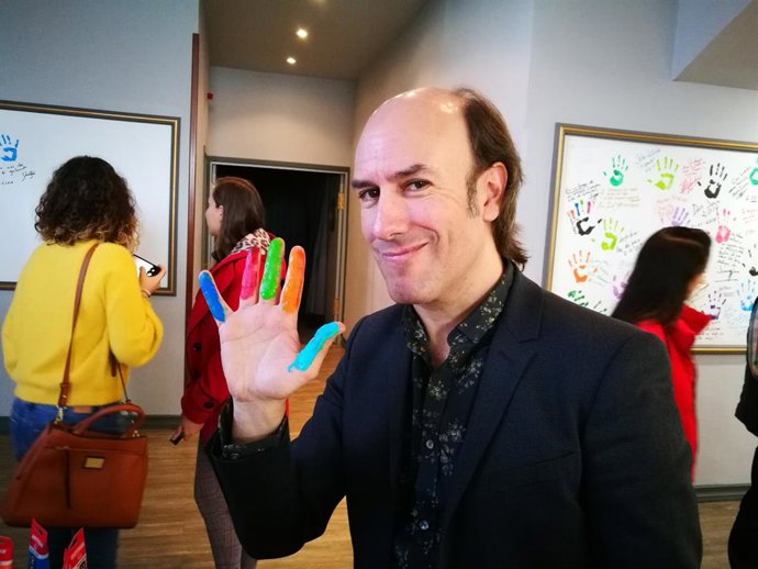 Archivo - El músico Carlos Núñez firma en la pared del Cervantes