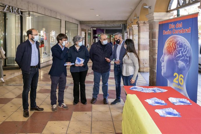 El vicepresidente, Pablo Zuloaga, y varios concejales visitan la mesa informativa instalada con motivo del Día del Daño Cerebral