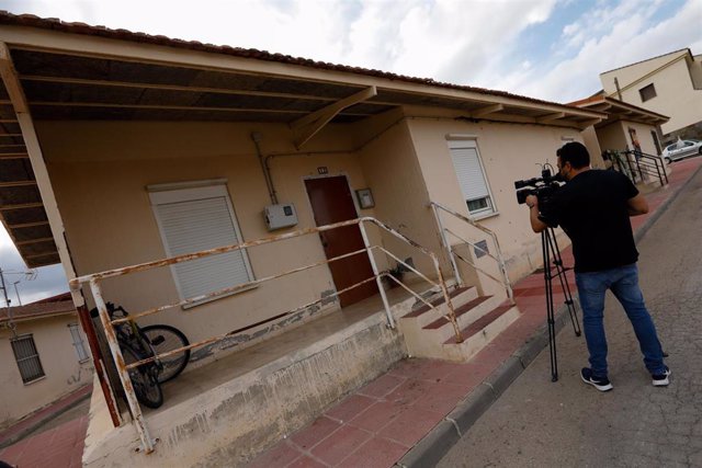 Un cámara graba el exterior del domicilio donde un joven ha matado presuntamente a su padre con un arma blanca, a 26 de octubre de 2021, en Campos del Río, Murcia, (España)