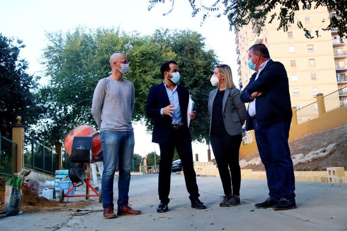 La alcaldesa de Alcalá de Guadaíra (Sevilla), Ana Isabel Jiménez, a visitado el acceso al parque de la zona San Francisco-Algarrobo.