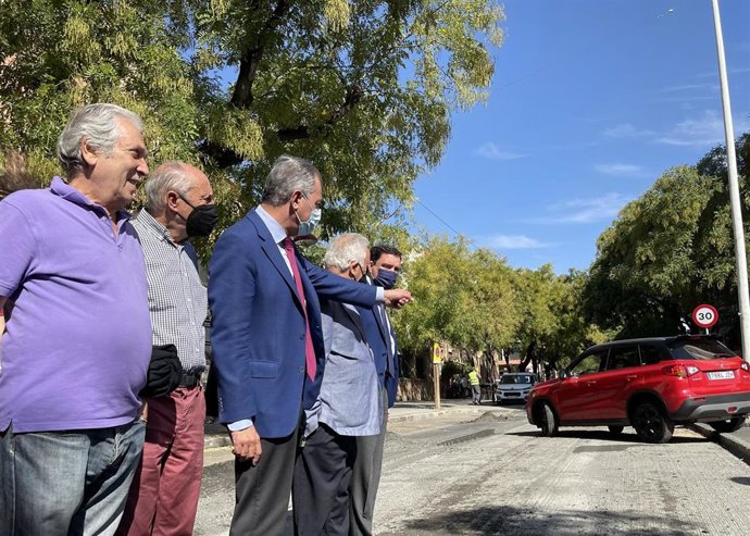 El candidato del PP a la Alcaldía de Sevilla, José Luis Sanz, en su visita a la avenida de Miraflores, donde se ha reunido con representantes vecinales.