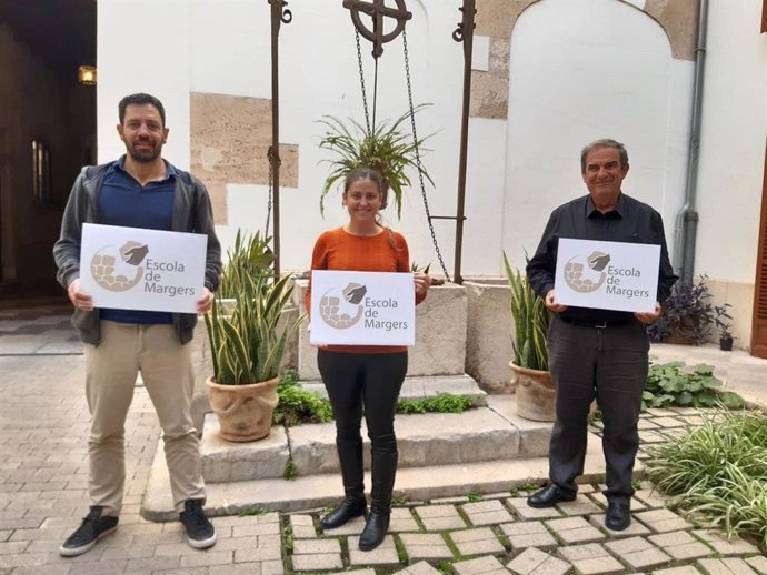La vicepresidenta del Consell y consellera Insular de Sostenibilidad y Medio Ambiente, Aurora Ribot, y el director insular de Medio Ambiente, Josep Manchado, presentan la marca Escola de Margers.