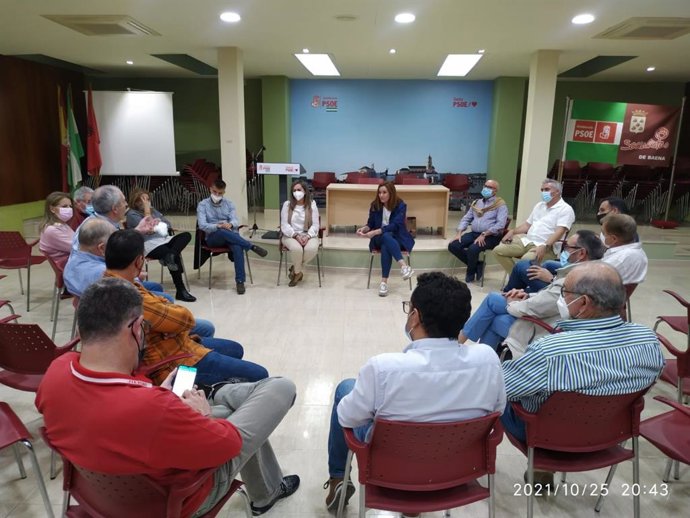 Carmen Campos (al fondo, centro), en un encuentro con socialistas de Baena.