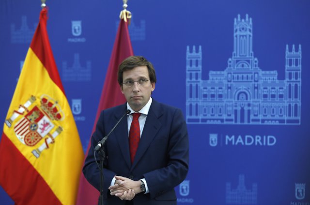 El alcalde de Madrid, José Luis Martínez-Almeida, responde a los medios tras una sesión plenaria del Ayuntamiento de Madrid en el Palacio de Cibeles