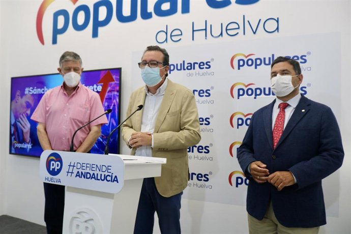 El presidente del PP de Huelva, Manuel Andrés González, en rueda de prensa junto a los diputados populares Carmelo Romero y José Enrique Sánchez.