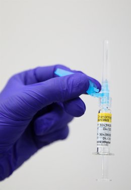 Un enfermero prepara una vacuna 