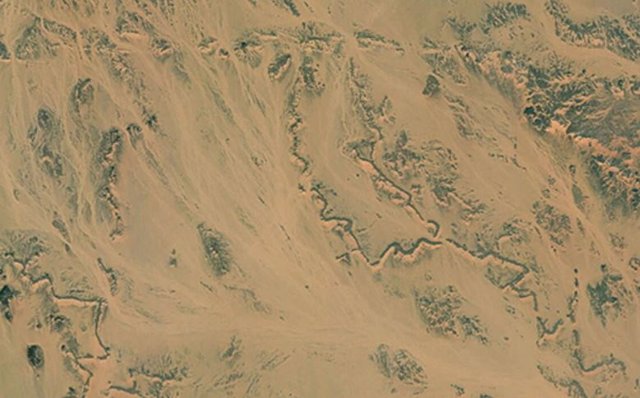 Una imagen de satélite muestra las morfologías de ríos fósiles en el sur de Egipto. Este estudio muestra que estos ríos estuvieron intensamente activos durante el período húmedo africano.