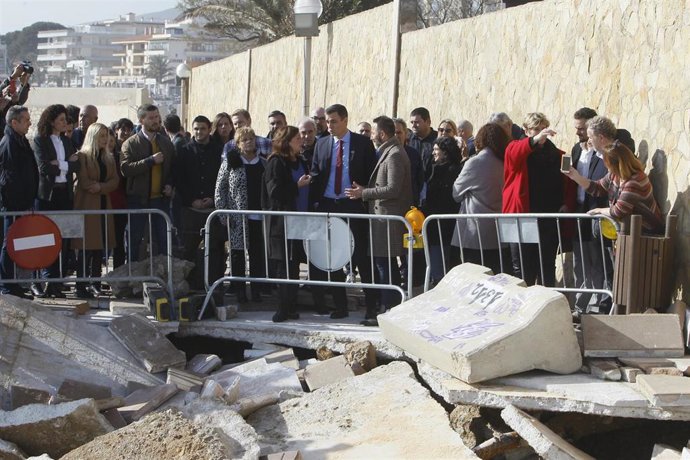 Archivo - El presidente del Gobierno, Pedro Sánchez; la presidenta de Baleares, Francina Armengol; y el alcalde de Capdepera, Rafael Fernández, en Cala Ratjada, durante la visita de Sánchez a las zonas afectadas por la borrasca Gloria en Mallorca