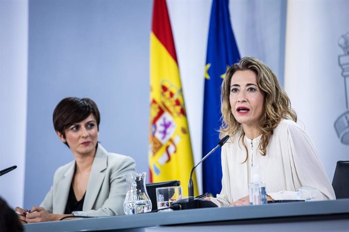 La ministra Portavoz y de Política Territorial, Isabel Rodríguez (i) y la ministra de Transportes, Movilidad y Agenda Urbana, Raquel Sánchez (d), comparecen tras la reunión del Consejo de Ministros en Moncloa, a 26 de octubre de 2021, en Madrid (España)