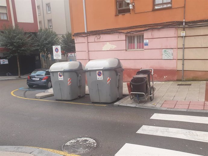 Archivo - Contenedores de basuras y un carro de barrendero en Santander