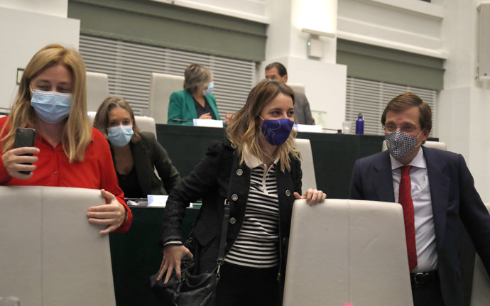 La delegada de Seguridad y Emergencias y portavoz del Ayuntamiento, Inmaculada Sanz; la delegada de Cultura, Turismo y Deporte, Andrea Levy; y el alcalde de Madrid, José Luis Martínez-Almeida