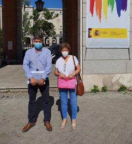 Archivo - María Sierra Luque (dcha.), ante el Ministerio de Fomento el pasado junio, donde acudió para reclamar respuesta a las demandas de puesta en marcha del Cercanías del Valle del Guadalquivir cordobés.