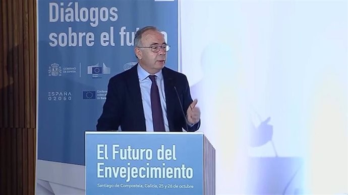 El alcalde de Santiago, Xosé Sánchez Bugallo, clausura el foro 'Diálogo sobre el futuro del envejecimiento'.