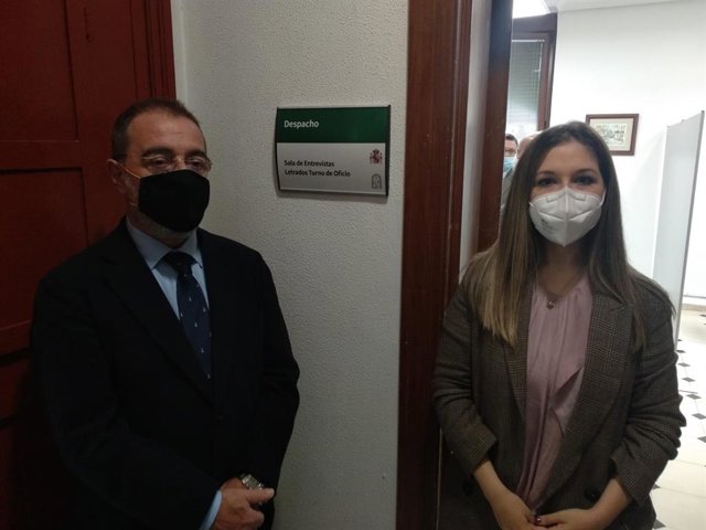 Morales y Pulido ante el despacho en la Audiencia de Jaén para el turno de oficio