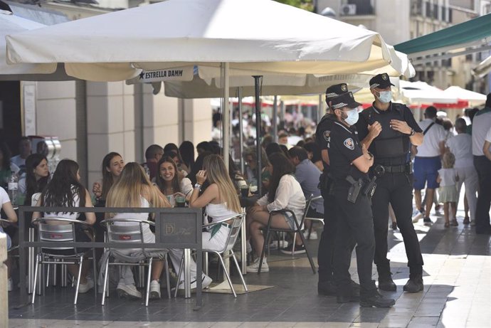 Archivo - Varios agentes de Policía Nacional, vigilan que se cumplan las normas sanitarias en las calles del centro de la ciudad, el día  que hubieran comenzado las fiestas de San Lorenzo, a 9 de agosto de 2021, en Huesca, Aragón (España). 