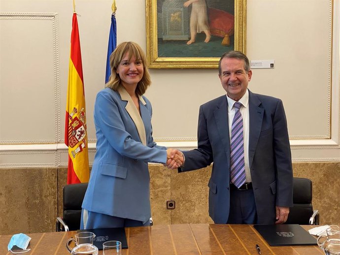 La ministra de Educación y FP, Pilar Alegría, y el presidente de la Federación Española de Municipios y Provincias (FEMP), Abel Caballero