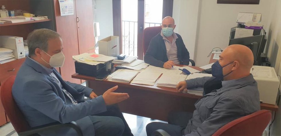 José Luis Delgado en su visita a Senés (Almería)